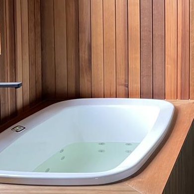 Waterline in a still, full AQVA insert bath