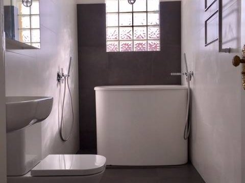 AQVA Haiku Solo 1300 freestanding bath, whole room in frame