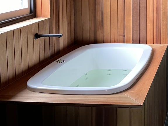 AQVA Pastille 1140 insert spa, whole bath and room in frame