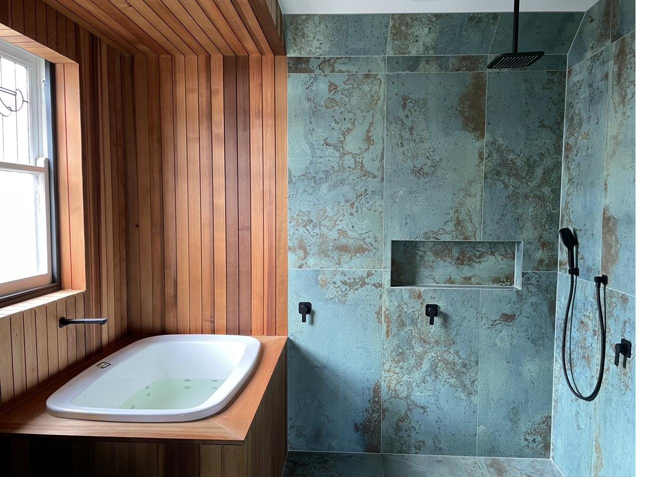 AQVA Pastille 1140 insert spa, whole bath and room in frame