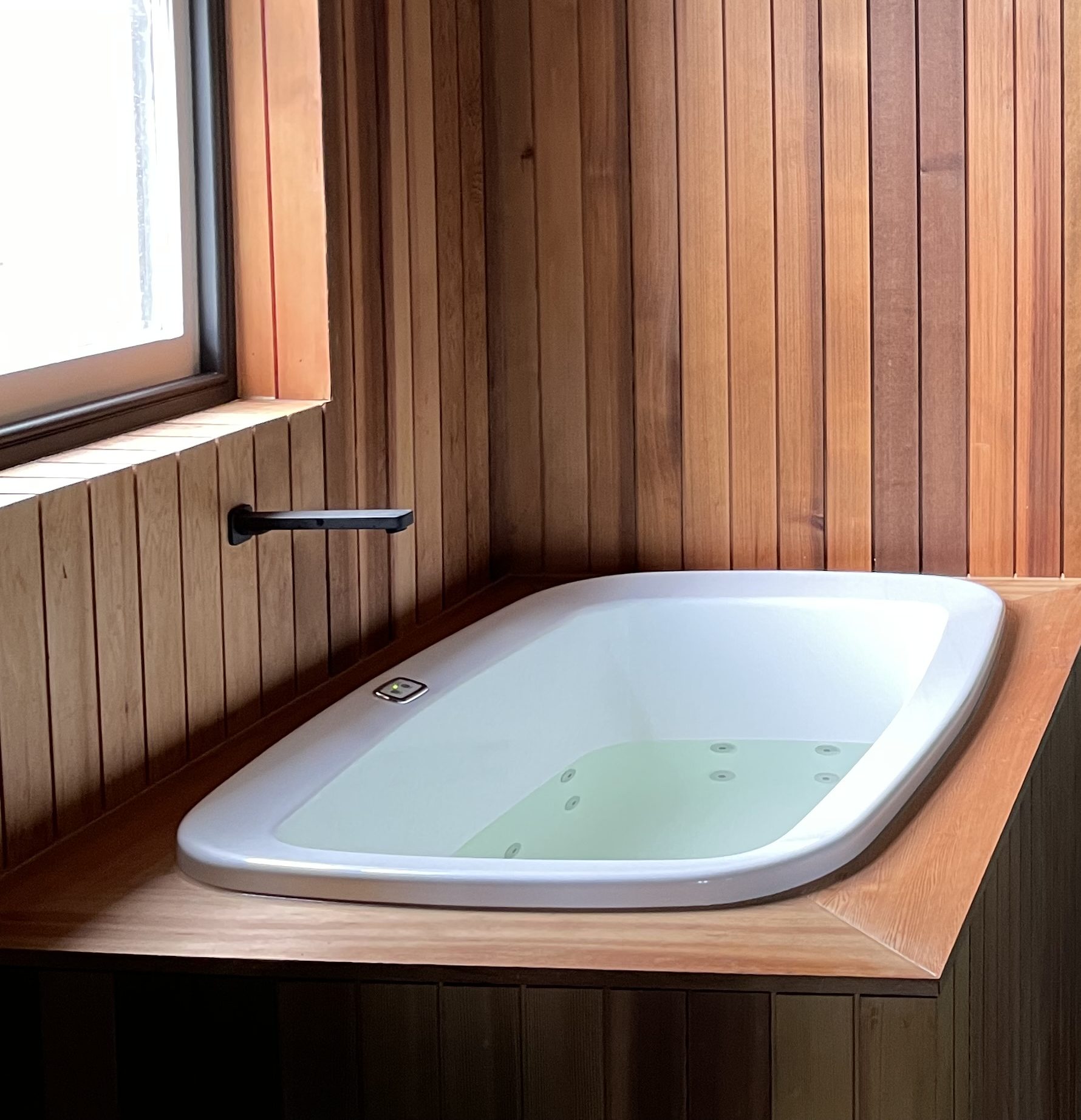 AQVA Pastille 1140 insert spa, whole bath and room in frame